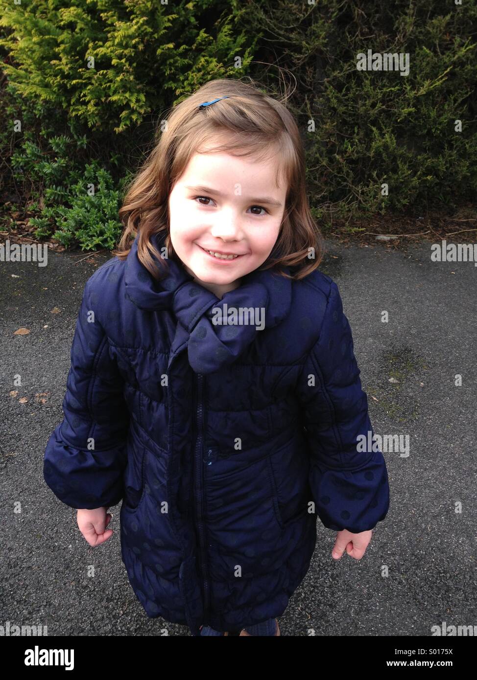 Smiling girl l'âge de six ans Banque D'Images