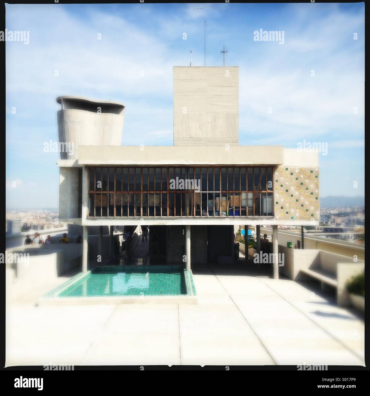 L'école et la pataugeoire sur le toit de Le Corbusier Unité d'Habitation à Marseille. Banque D'Images