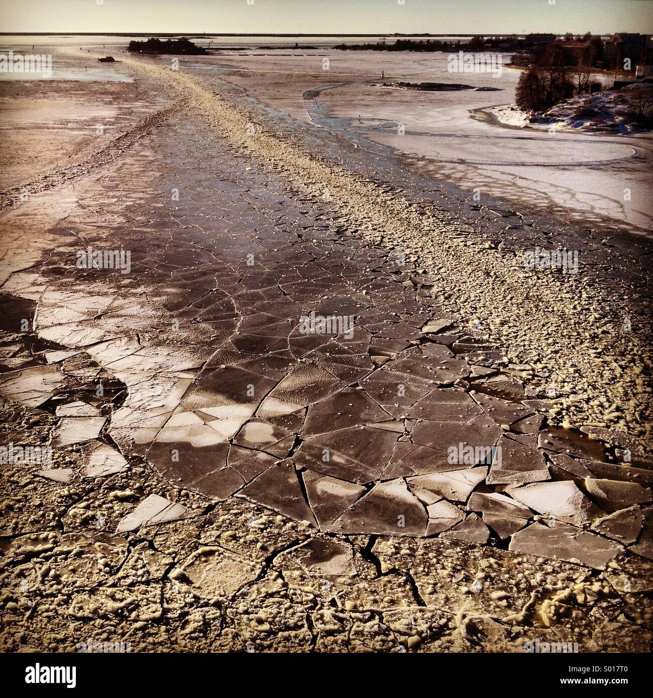 Une voie de mer tout au long de l'hiver sac de glace à l'entrée du port d'Helsinki en Finlande Banque D'Images Une voie de mer tout au long de l'hiver sac de glace à l'entrée du port d'Helsinki en Finlande Banque D'Images