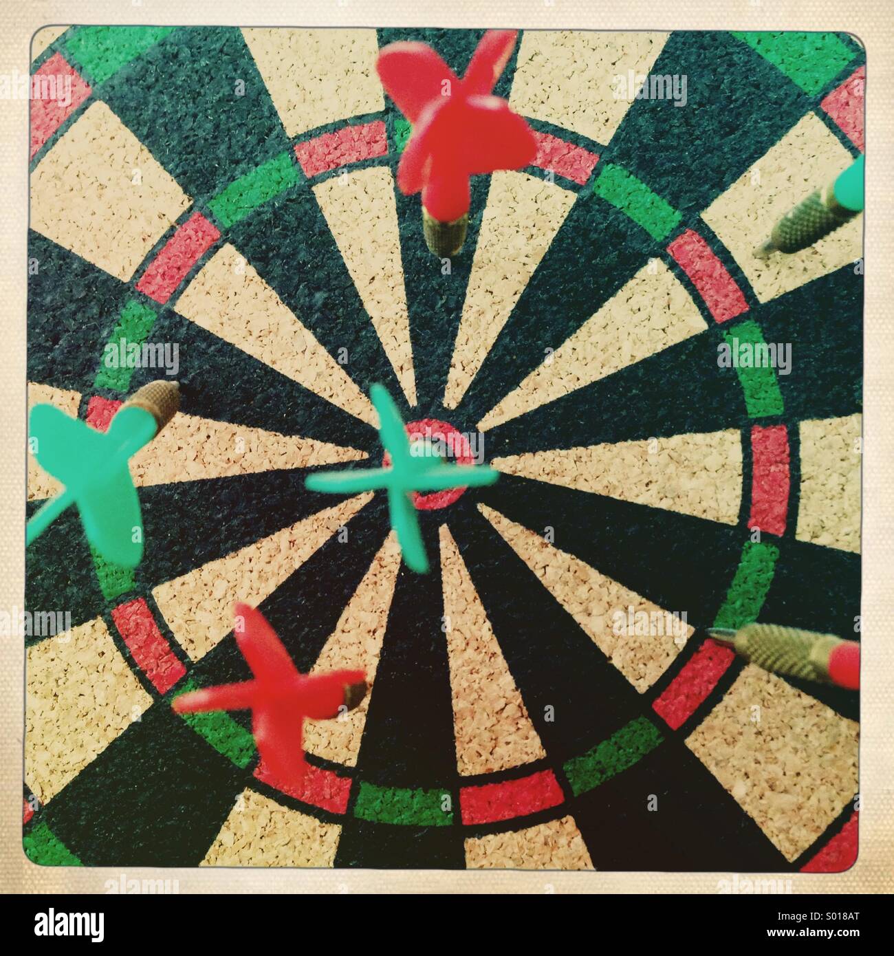 Jeu de fléchettes avec des flèches - Image de stock capturée avec un smartphone