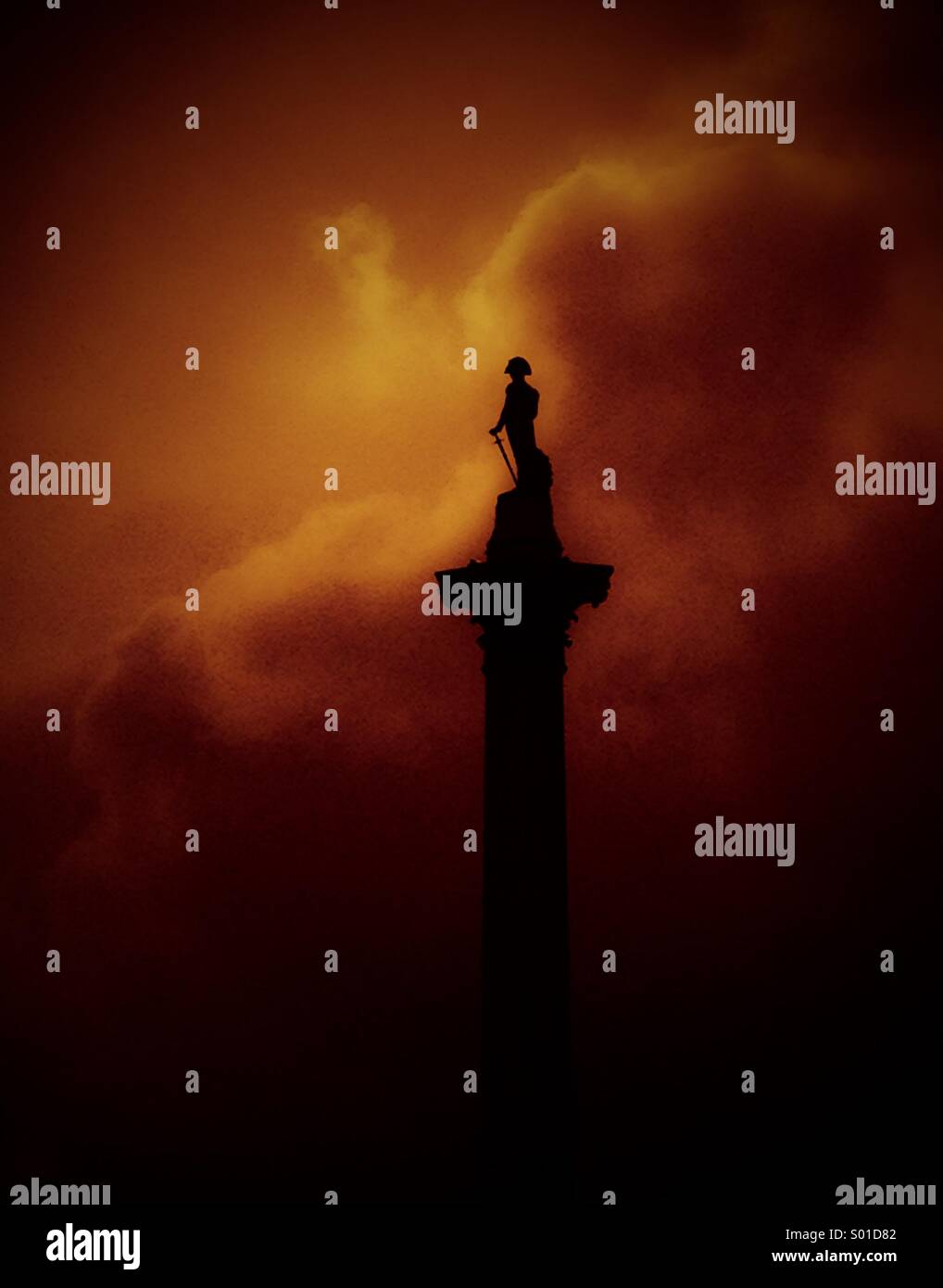 La colonne Nelson à Trafalgar Square, Londres, avec un ciel d'orage dans l'arrière-plan. Banque D'Images