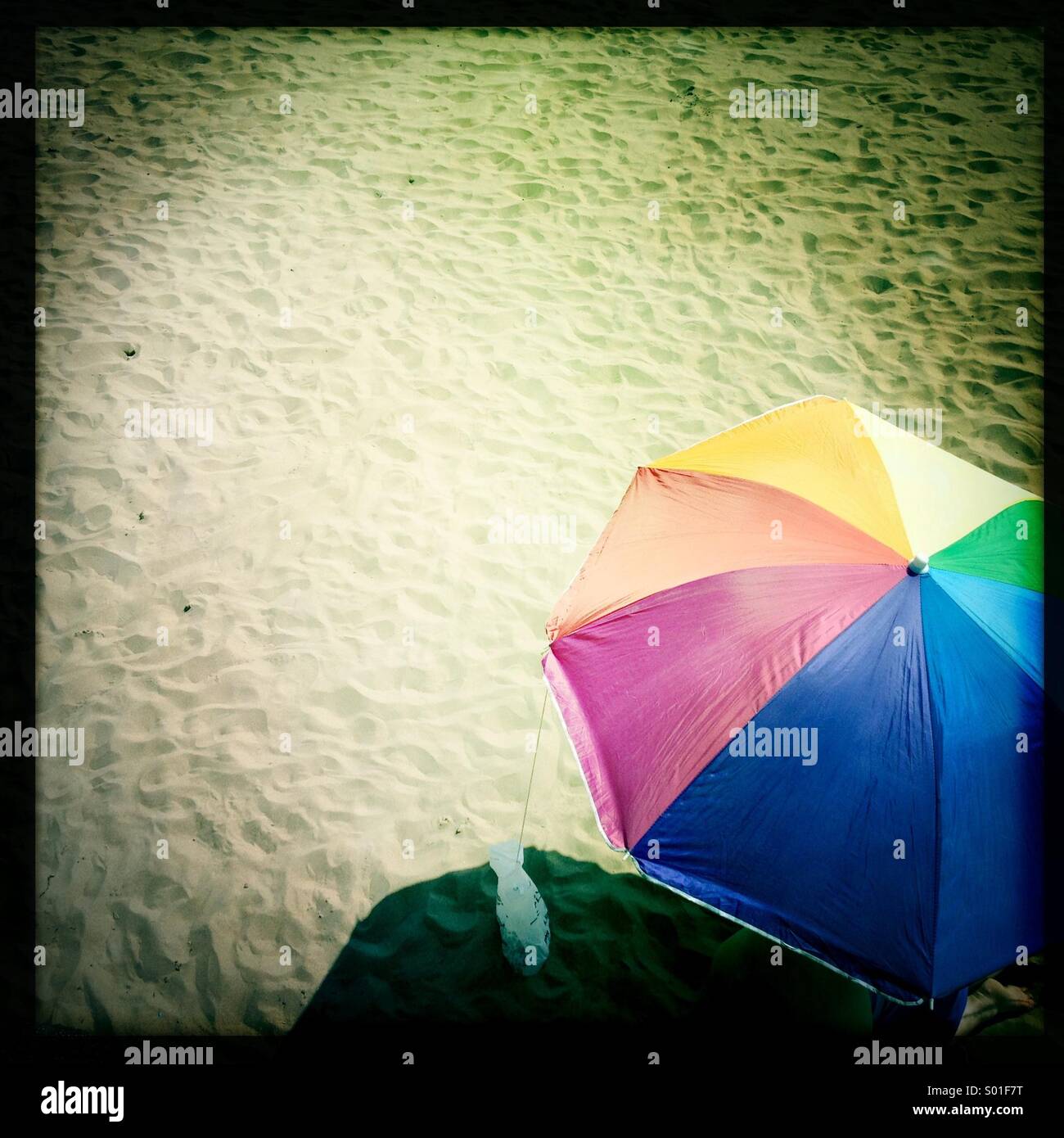 Parapluie sur une plage de sable Banque D'Images