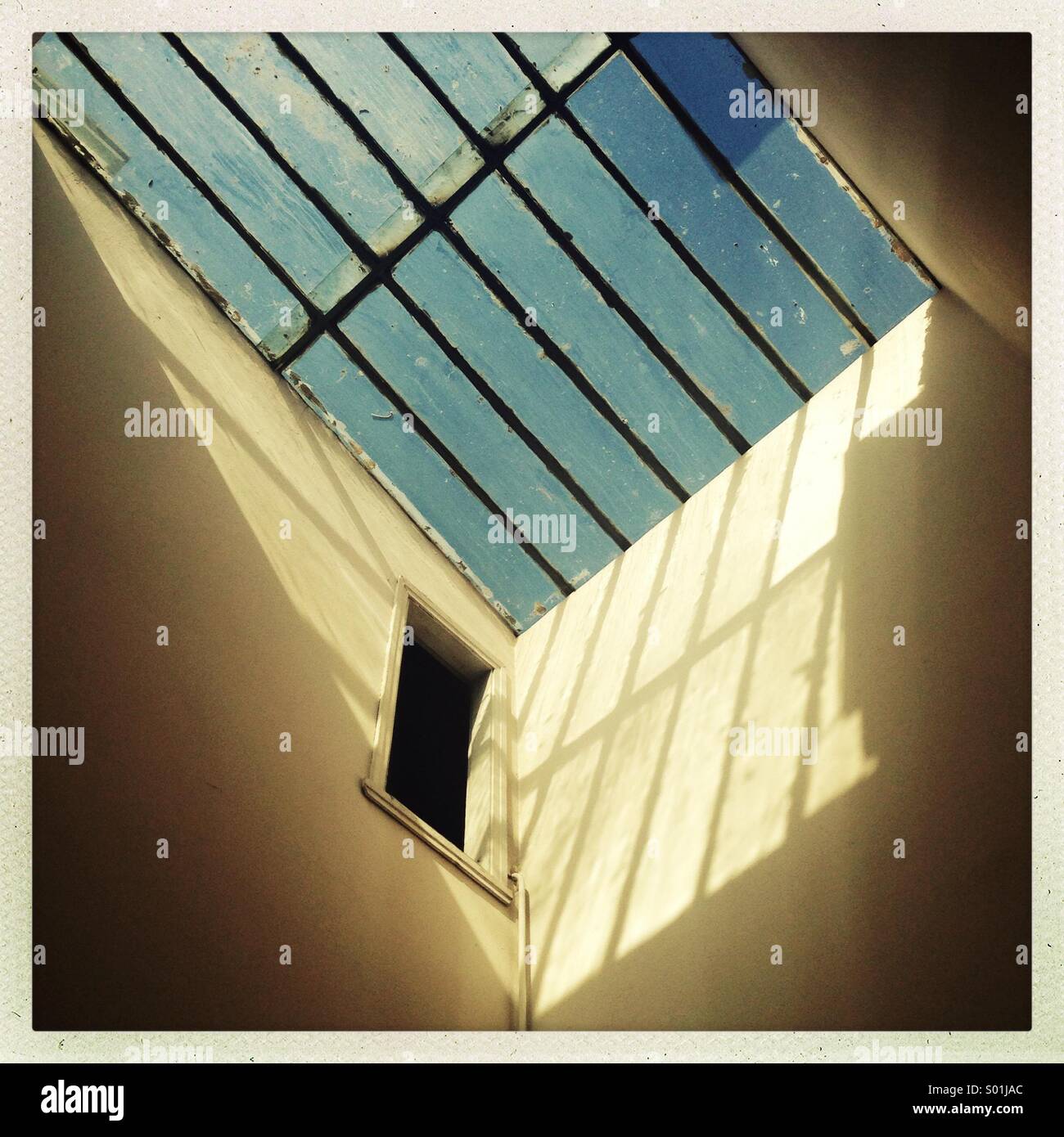 Fenêtre de toit verre sale Banque D'Images