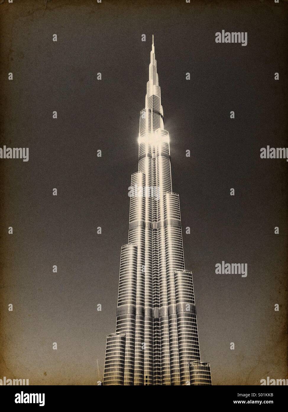 Tour Burj Khalifa , plus haut bâtiment du monde à Dubaï , Émirats Arabes Unis - Image de stock capturée avec un smartphone