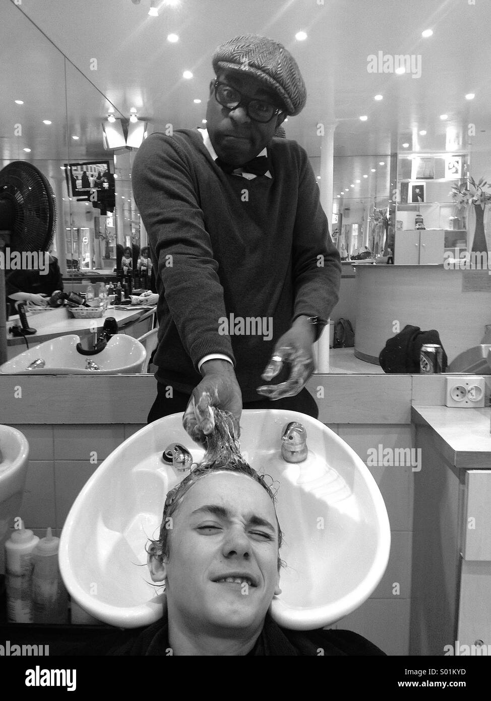 Hairstylist lave les cheveux d'un garçon Banque D'Images