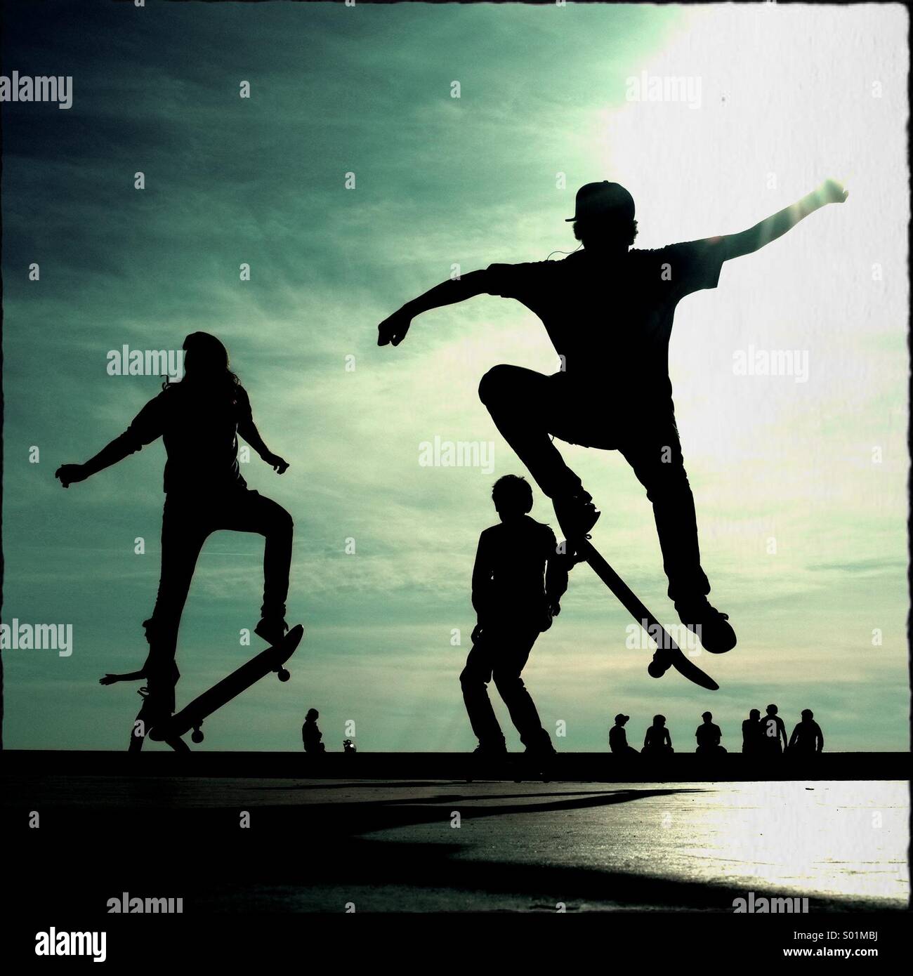 Les jeunes skayeboarders Banque D'Images