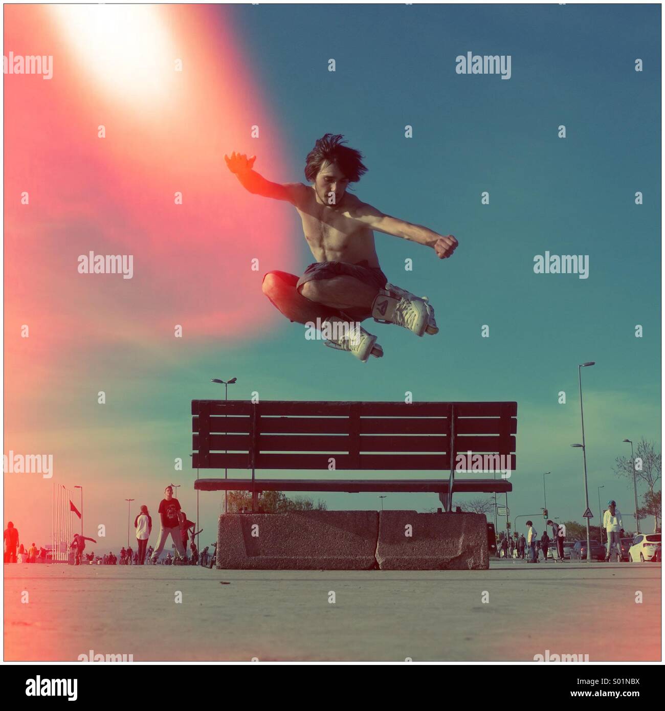Skater boy saute au-dessus de l'établi Banque D'Images