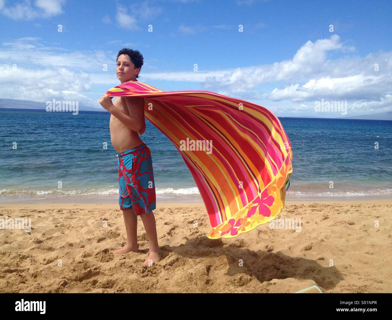 Garçon, âgé de 12 ans, à jouer avec des serviettes de plage, New York Photo  Stock - Alamy