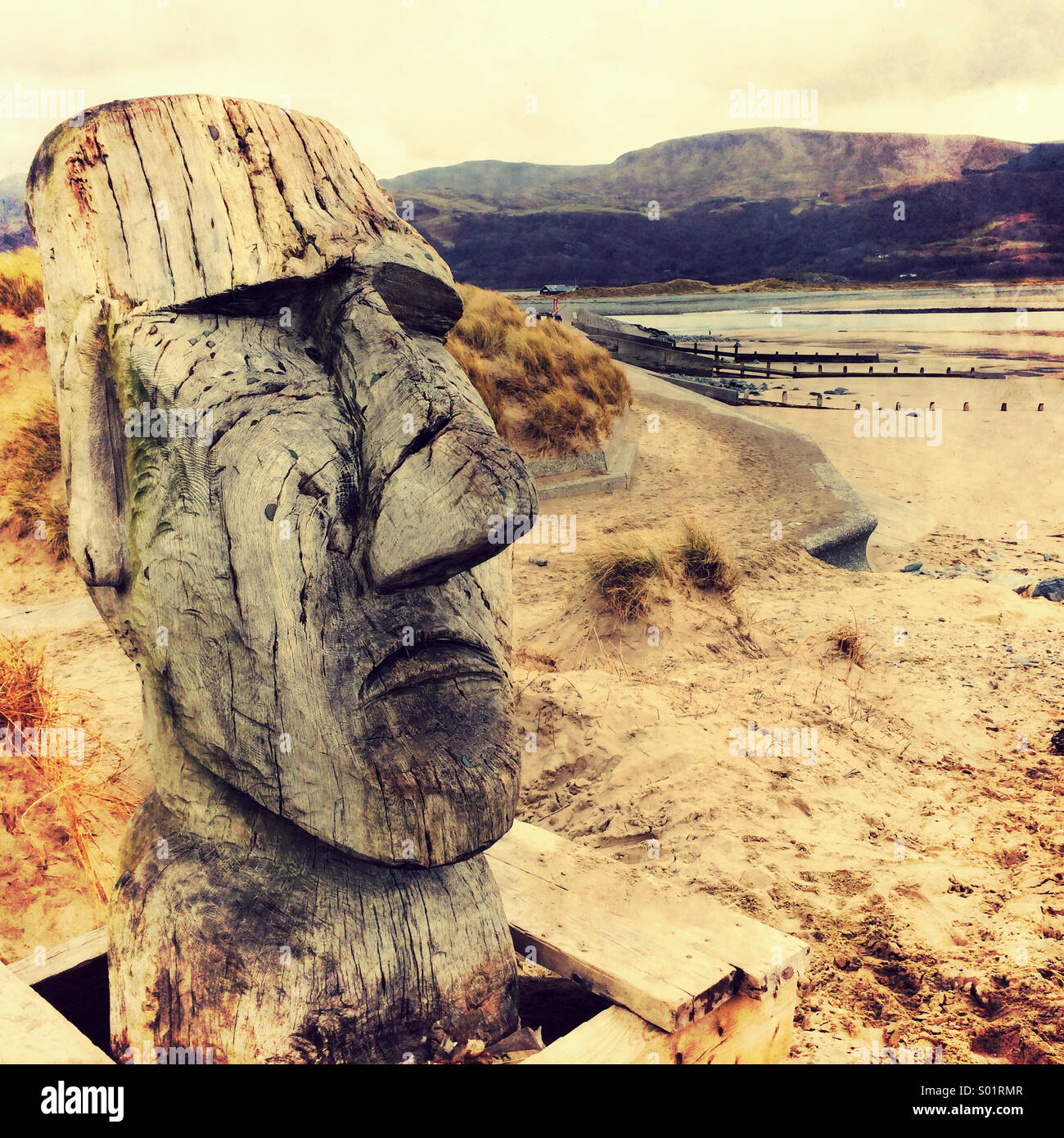 Tête en bois sculpture, plage de Barmouth, au Pays de Galles Banque D'Images