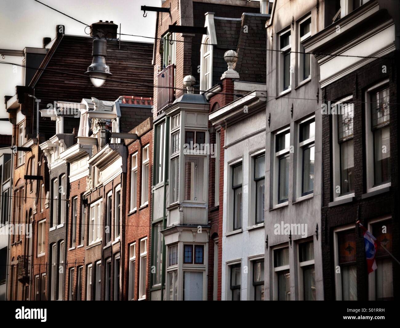 Rue typique de la vieille Amsterdam montrant les bâtiments à pignons - Image de stock capturée avec un smartphone