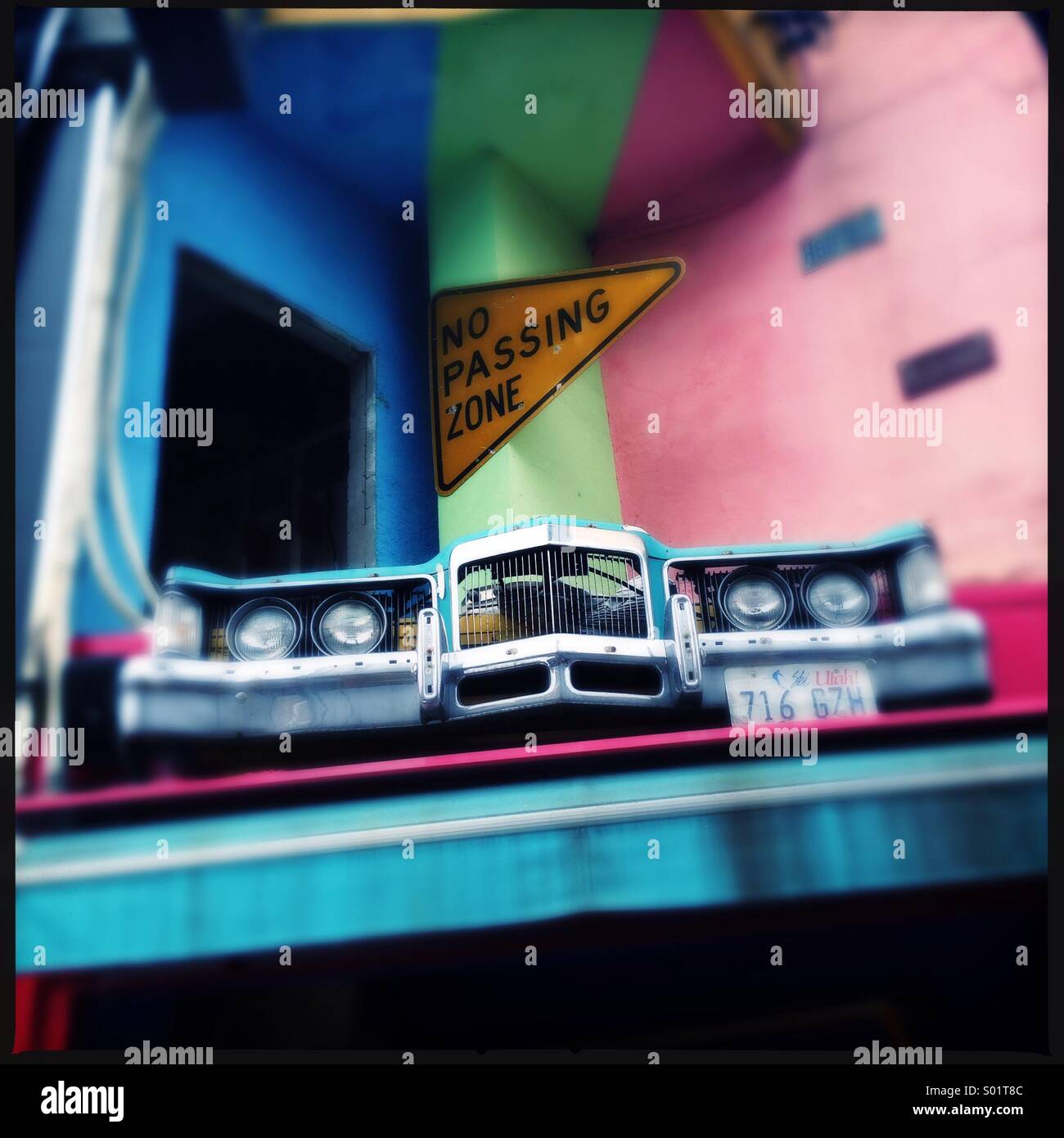 Un balcon décoré de voiture américaine classique/ Banque D'Images