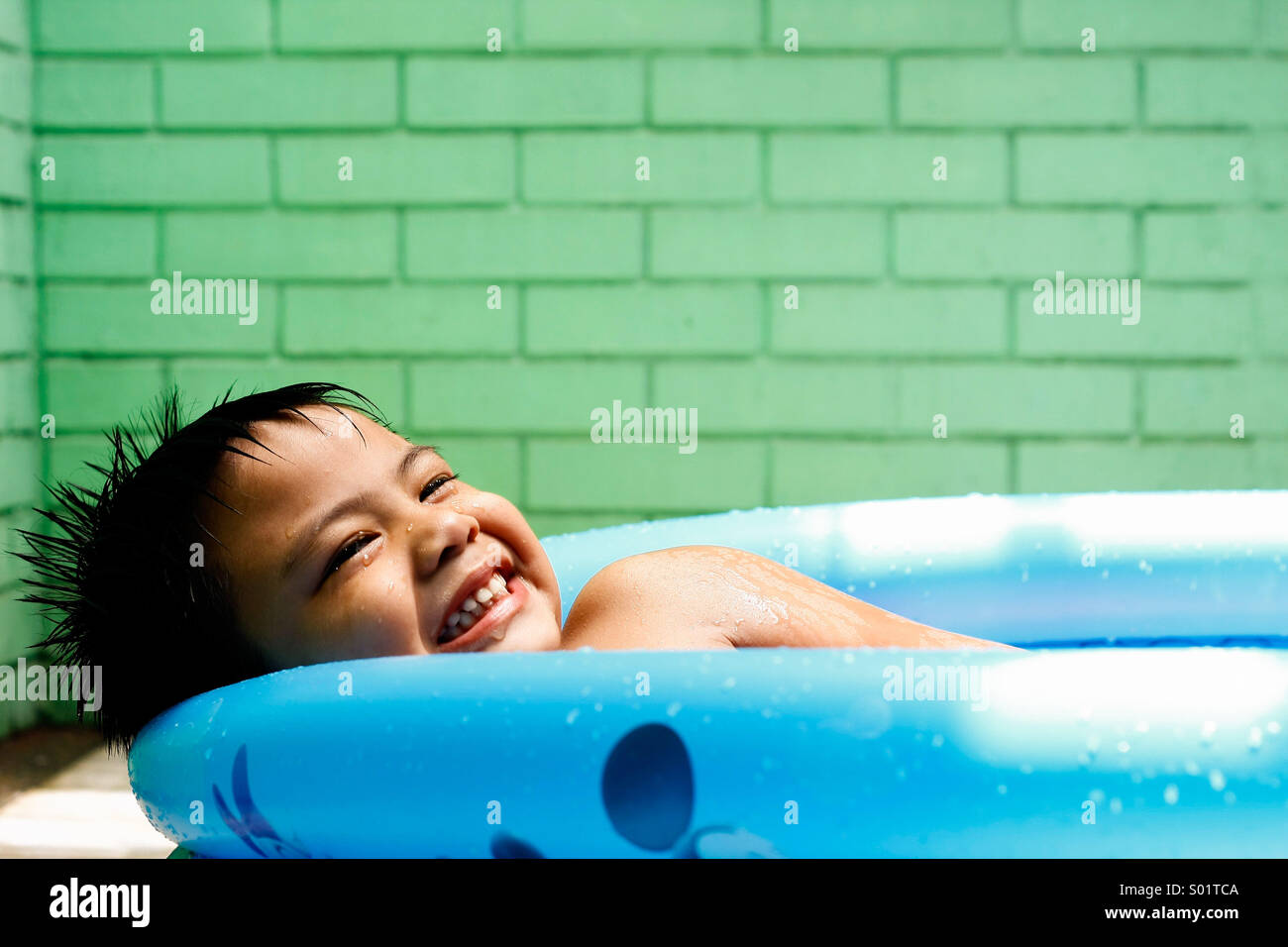 Dans une petite piscine pour enfants Banque D'Images
