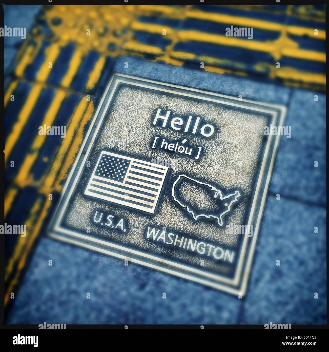 Plaque en laiton sur trottoir montrant bonjour ,un drapeau et carte. Séoul, Corée Banque D'Images
