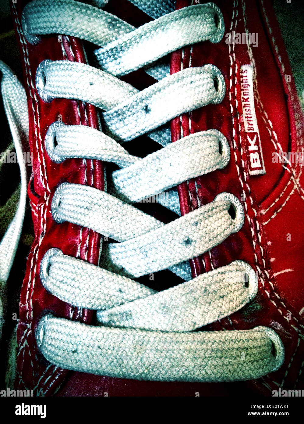 Close-up de lacets sur beat up red sneakers - Image de stock capturée avec un smartphone