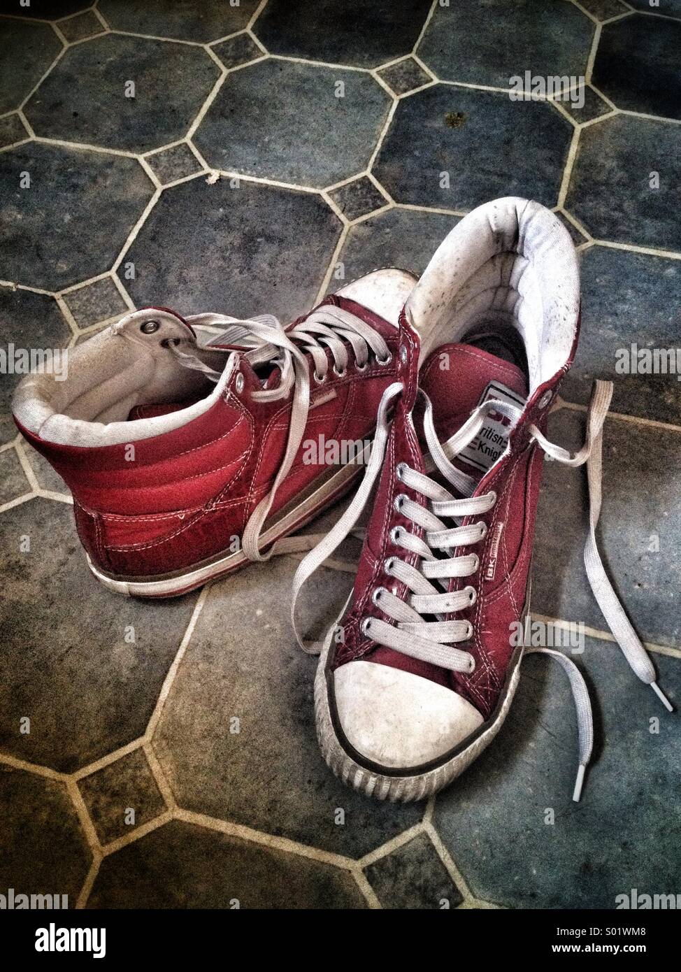 Battre les vieilles chaussures sales - Image de stock capturée avec un smartphone