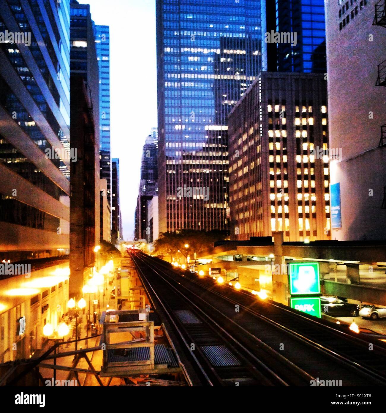 Train élevé dans le centre-ville de Chicago Banque D'Images
