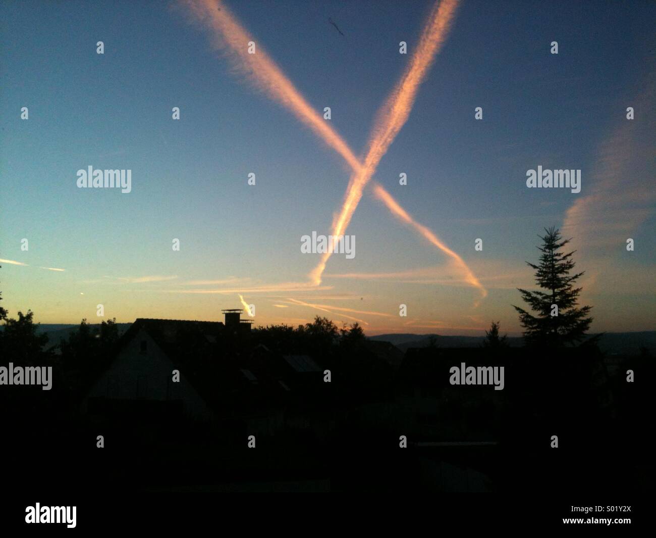 X dans le ciel formé par l'échappement de l'avion Banque D'Images