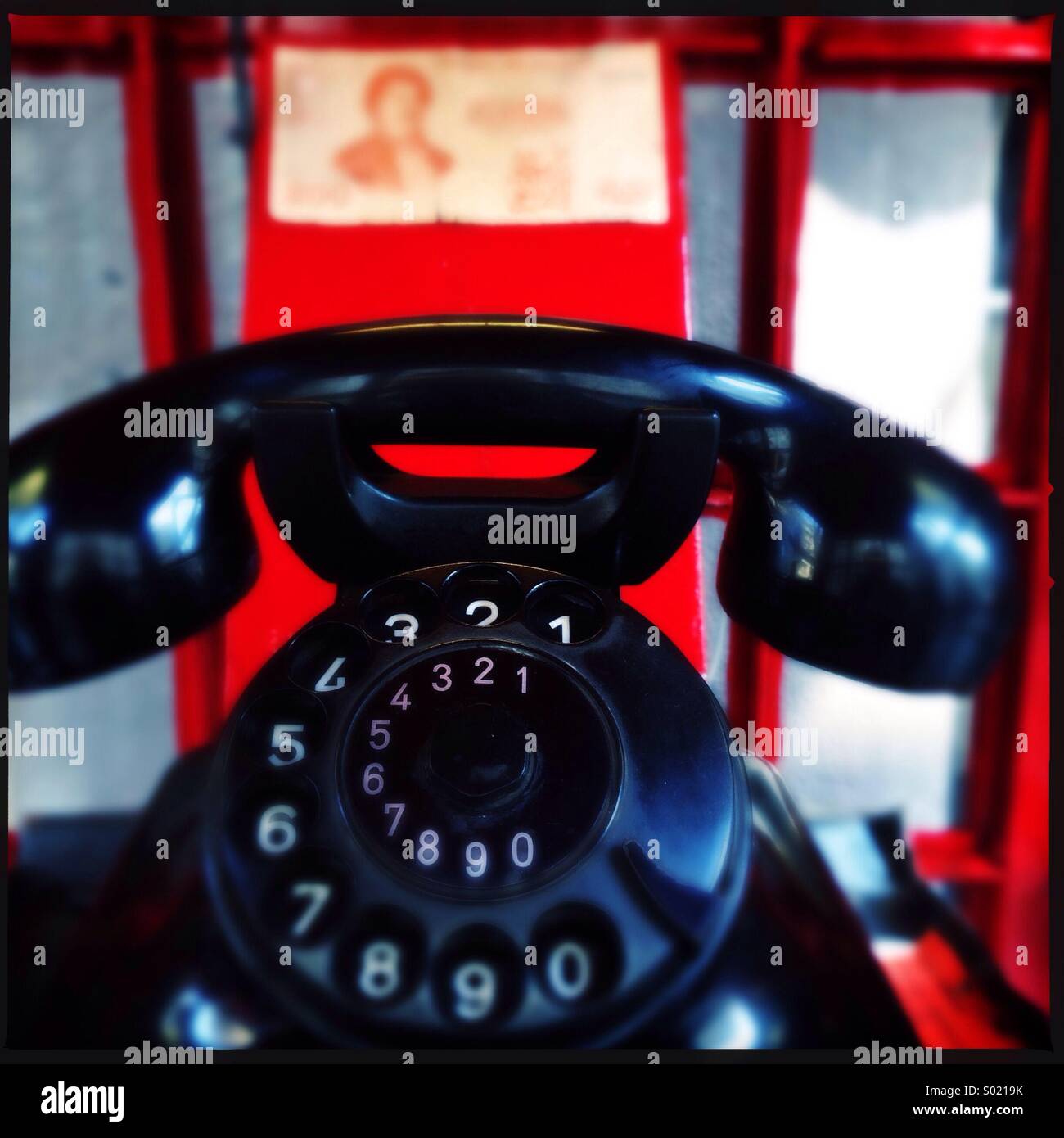 Vieux téléphone sur le stand Banque D'Images