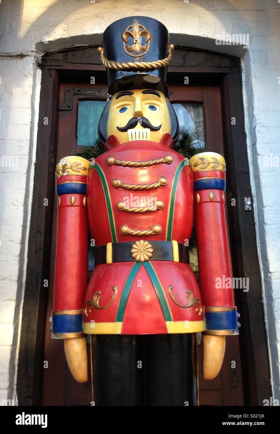 Décoration en bois soldat. 6 pieds de hauteur. En dehors de la porte. Crédits photos - © COLIN HOSKINS. - Image de stock capturée avec un smartphone