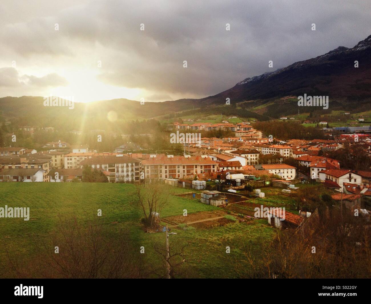 Lever du soleil à Oñati village, Gipuzkoa, Pays Basque Banque D'Images