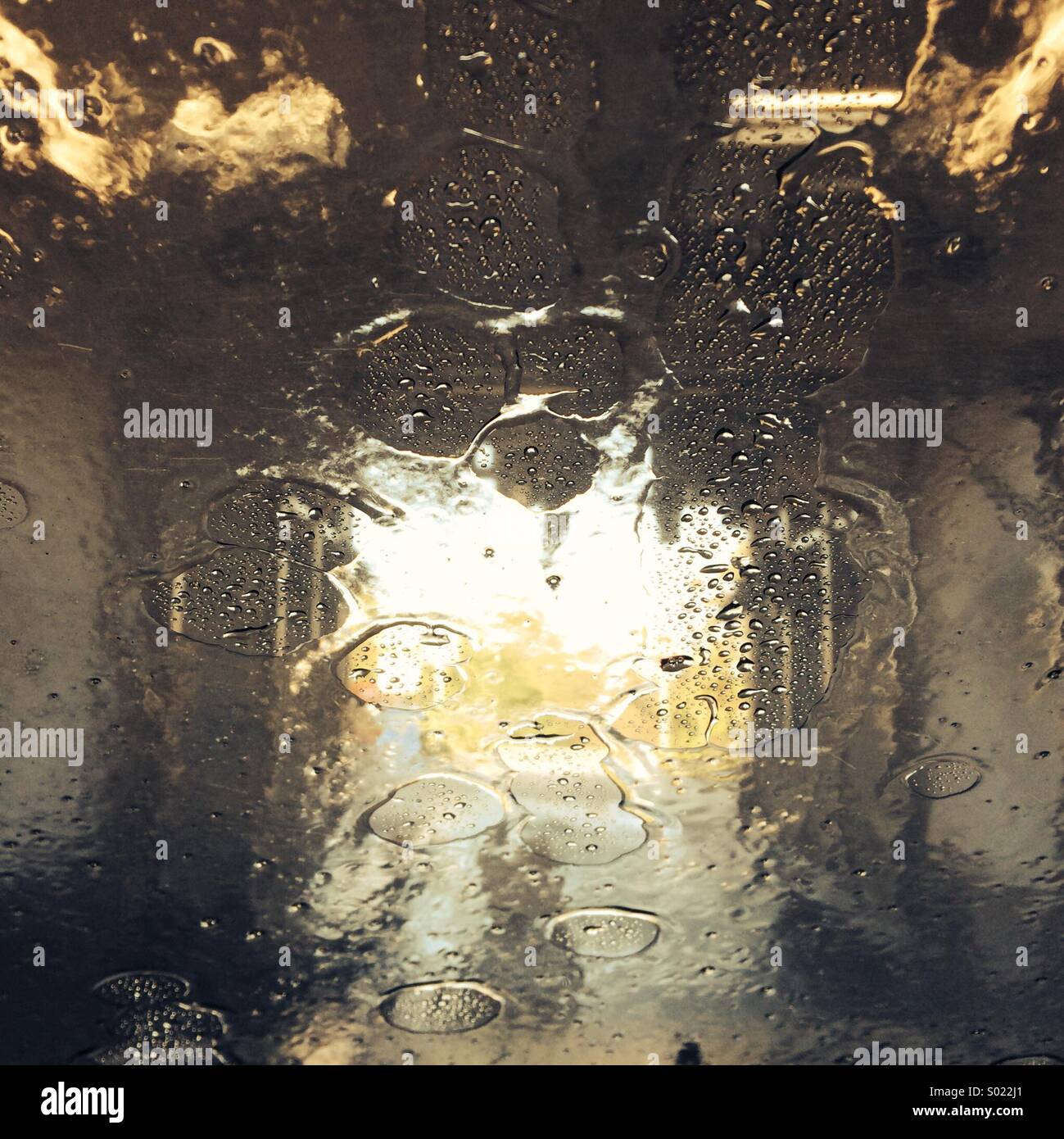 Passer au lave-auto - l'eau sur le pare-brise - Image de stock capturée avec un smartphone