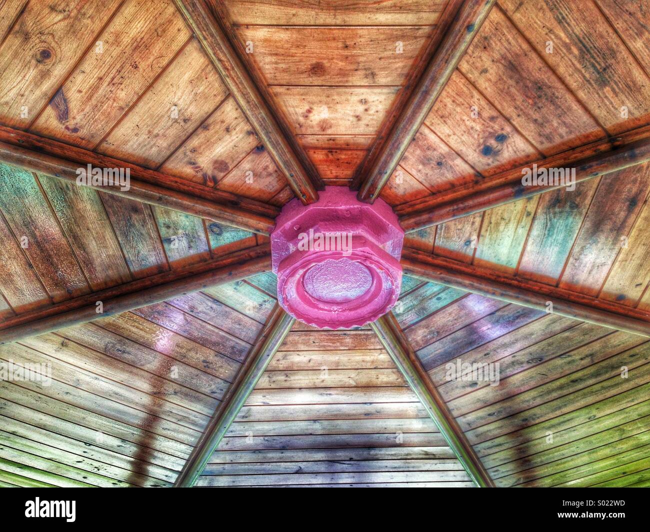 Avis de kiosque en bois du sol au plafond et à l'intérieur du kiosque. Crédits photos - © COLIN HOSKINS. - Image de stock capturée avec un smartphone