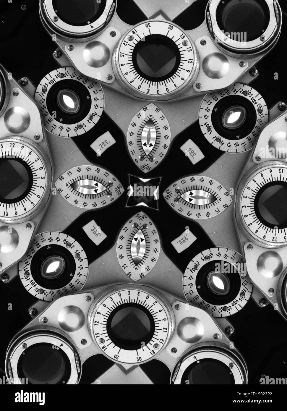 Un résumé de l'image kaléidoscopique créé à partir d'une image en noir et blanc d'un optométriste d'équipement d'examen Banque D'Images