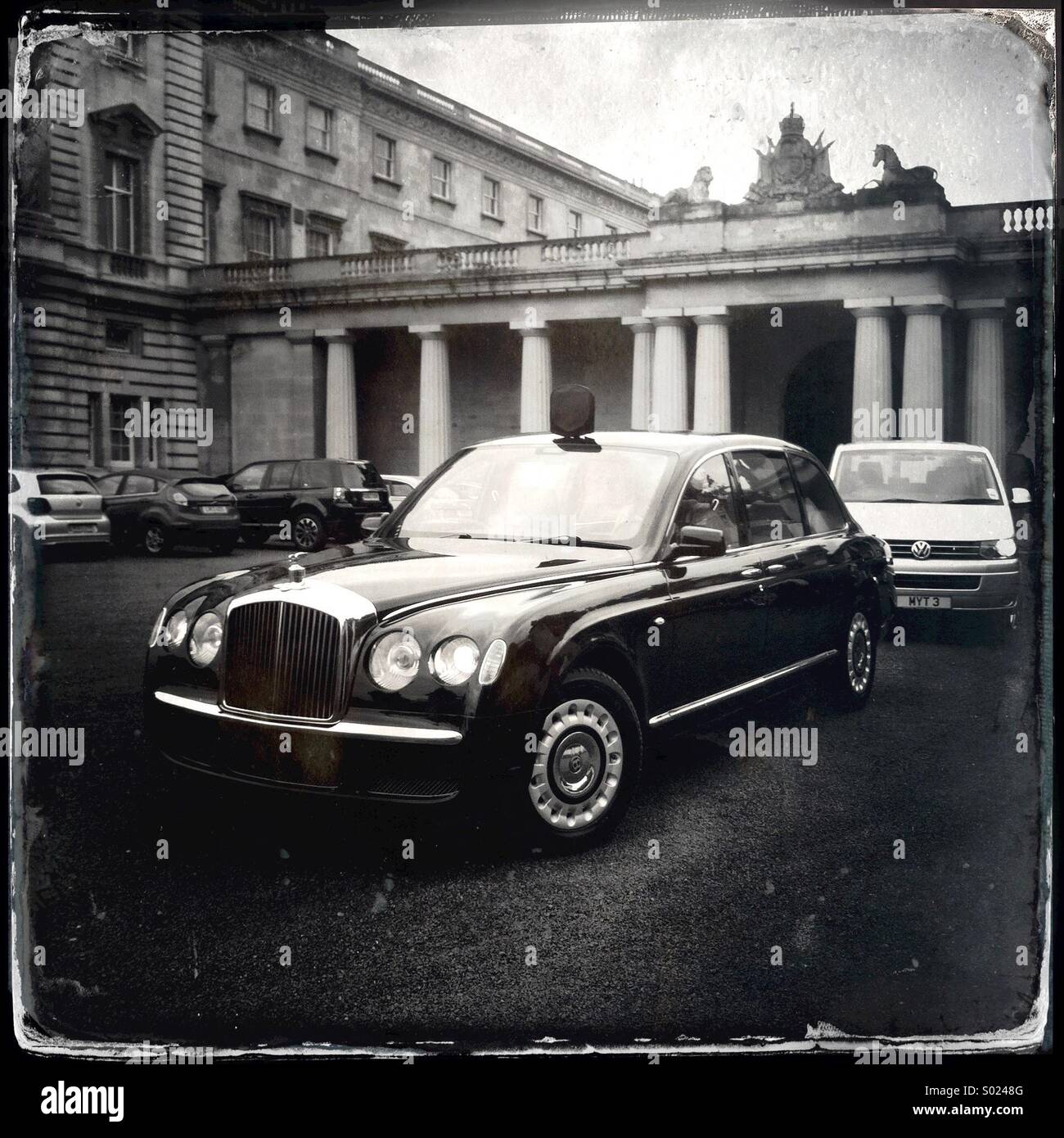 La Queens Bentley garée à Buckingham Palace Londres Angleterre Royaume-uni. - Image de stock capturée avec un smartphone