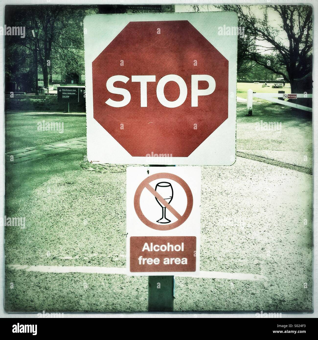 Panneau D Arret Et De L Alcool Gratuitement Avis Zone Photo Stock Alamy