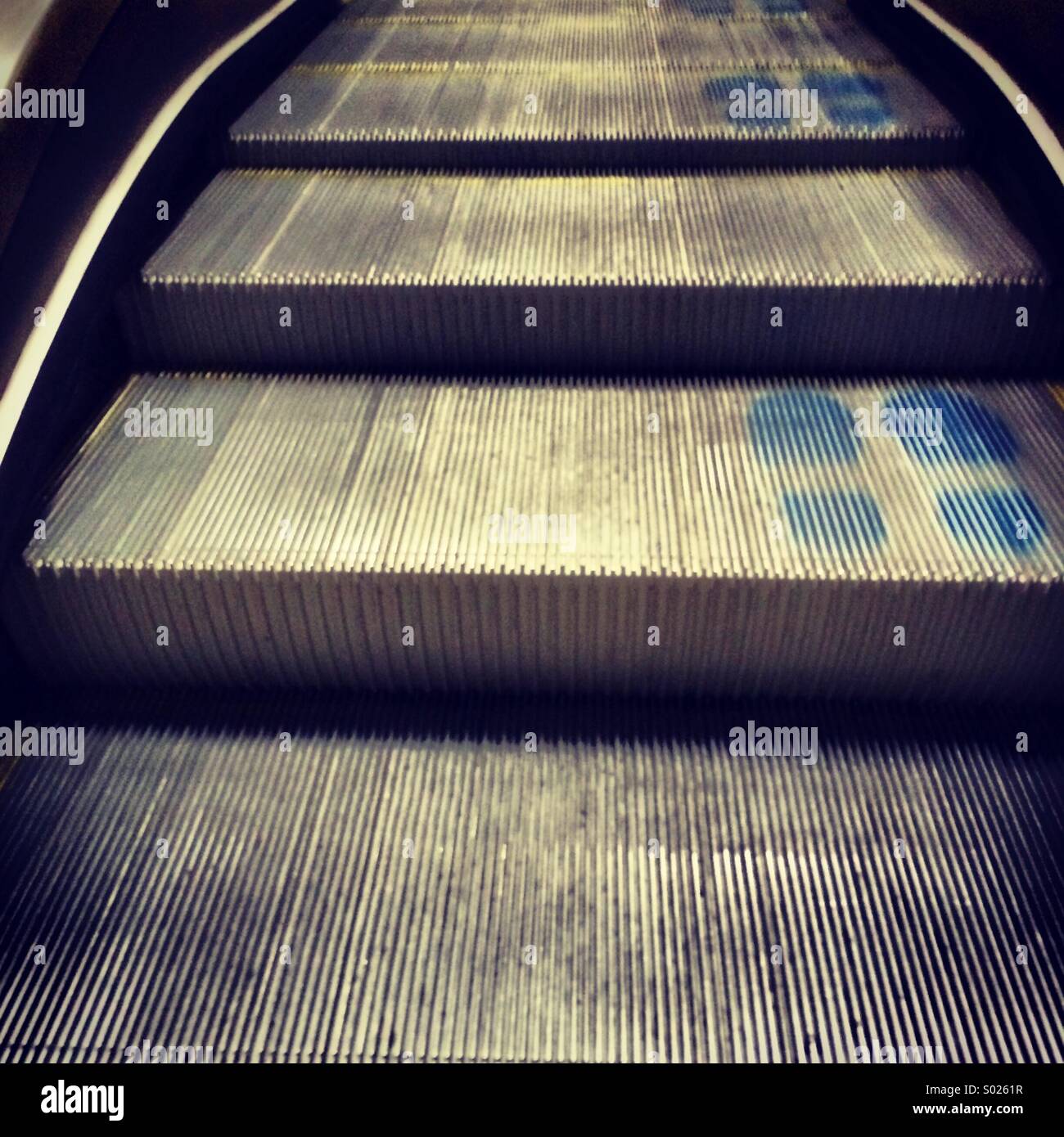 Close-up des marches de l'escalator avec empreintes de pas. Banque D'Images