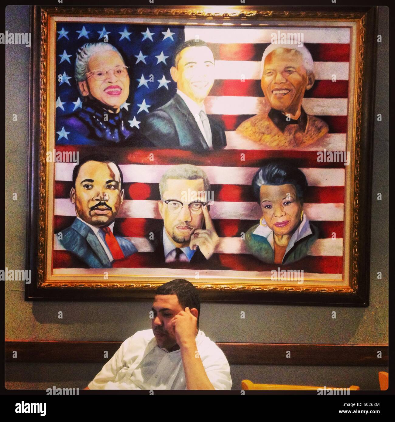 Homme assis en face de la peinture du célèbre les Africains américains Banque D'Images