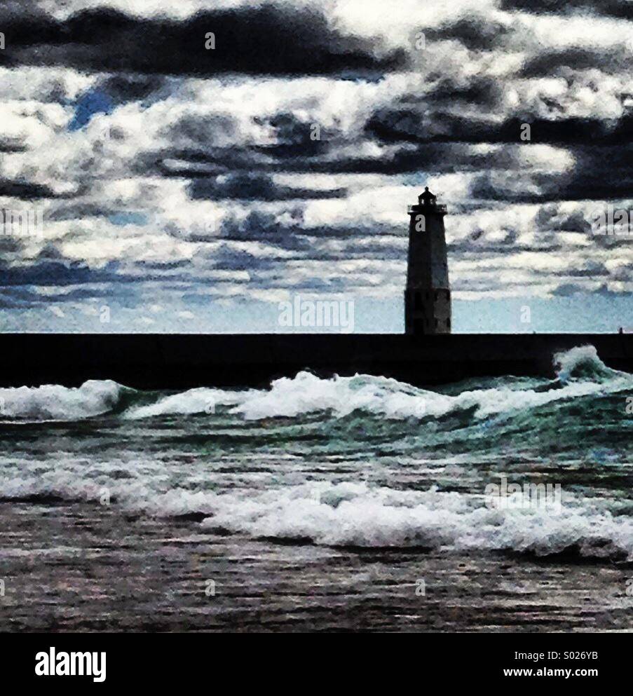 Frankfort phare sur le Lac Michigan avec ciel dramatique et les vagues Banque D'Images