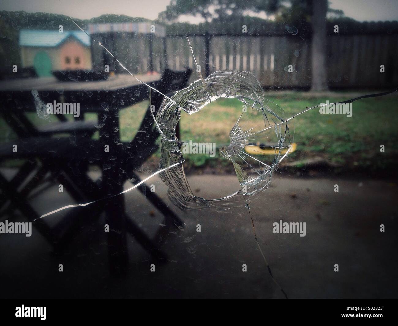 Fenêtre cassée. - Image de stock capturée avec un smartphone