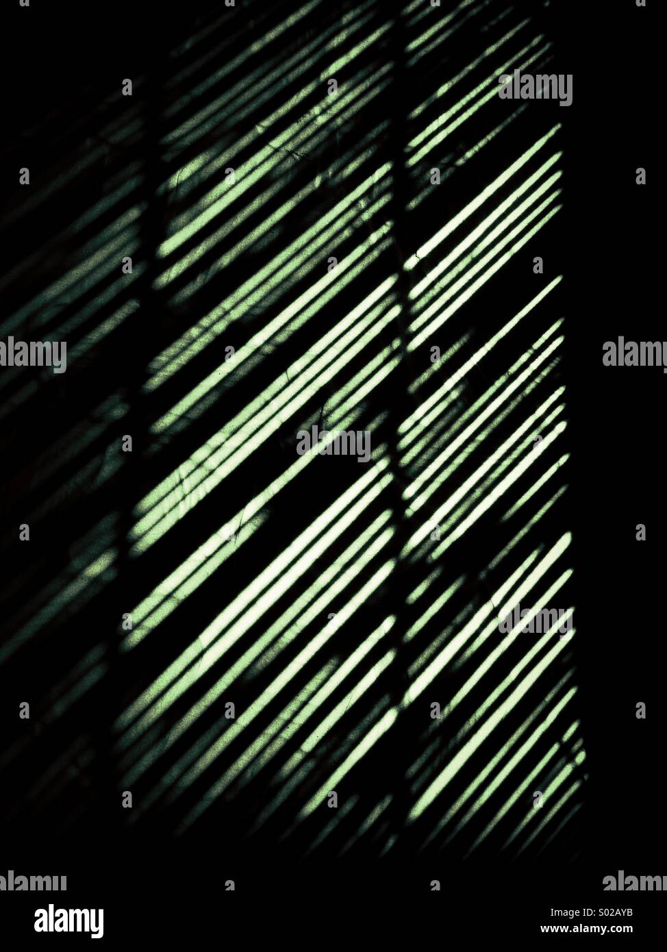 L'ombre et la lumière à travers un aveugle du bambou - Image de stock capturée avec un smartphone