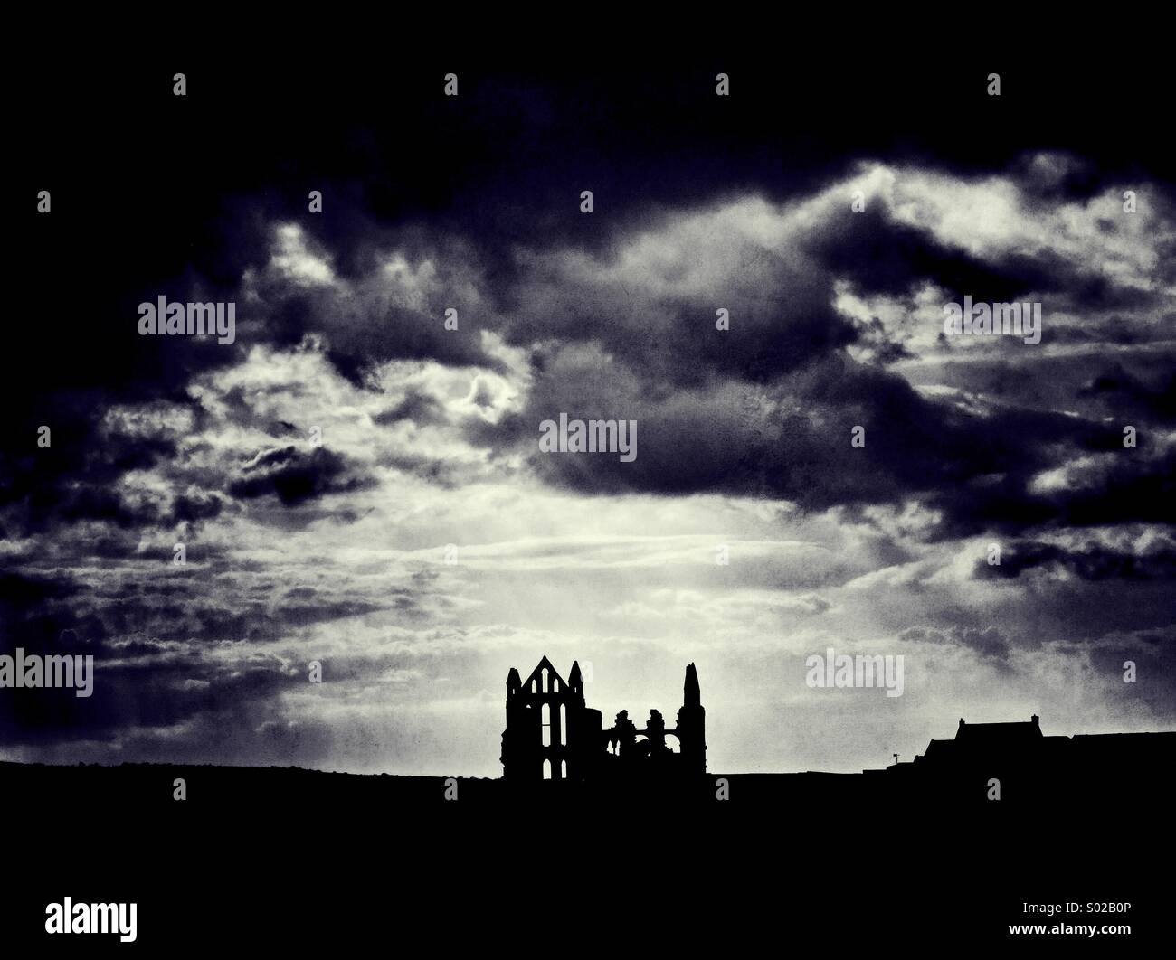 L'Abbaye de Whitby sous un ciel d'orage Banque D'Images
