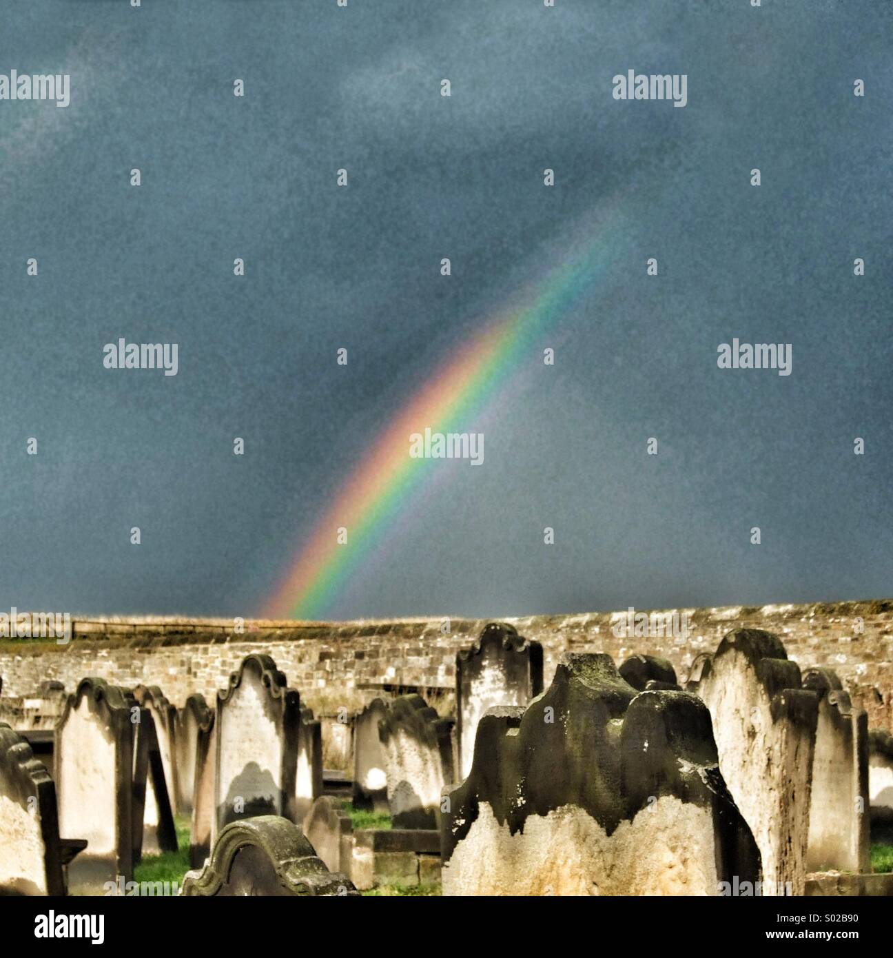 Arc-en-ciel sur un cimetière à Whitby, Angleterre, RU Banque D'Images