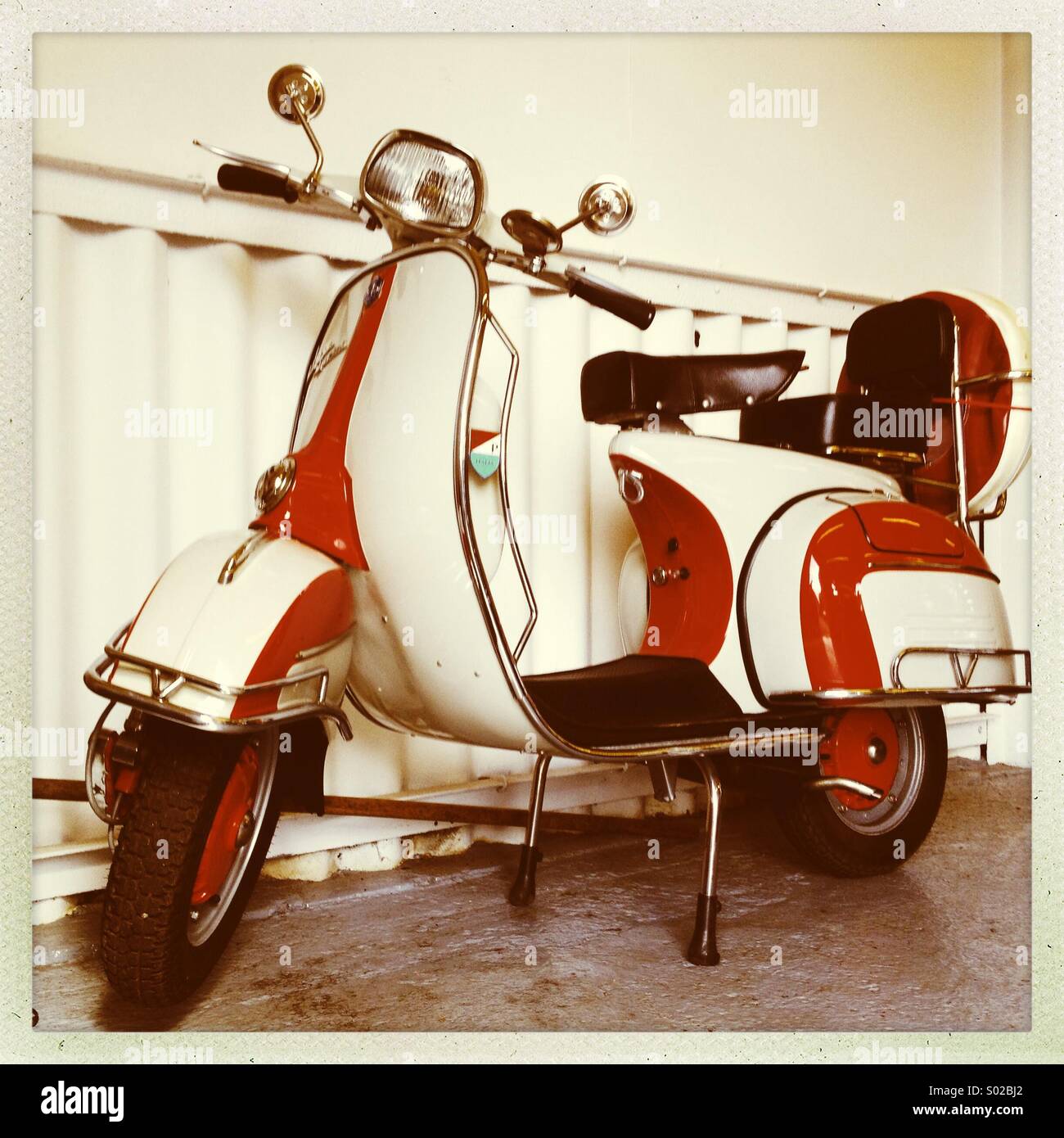 Vespa rouge et blanc classique Sprint 1960 cyclomoteur Photo Stock - Alamy