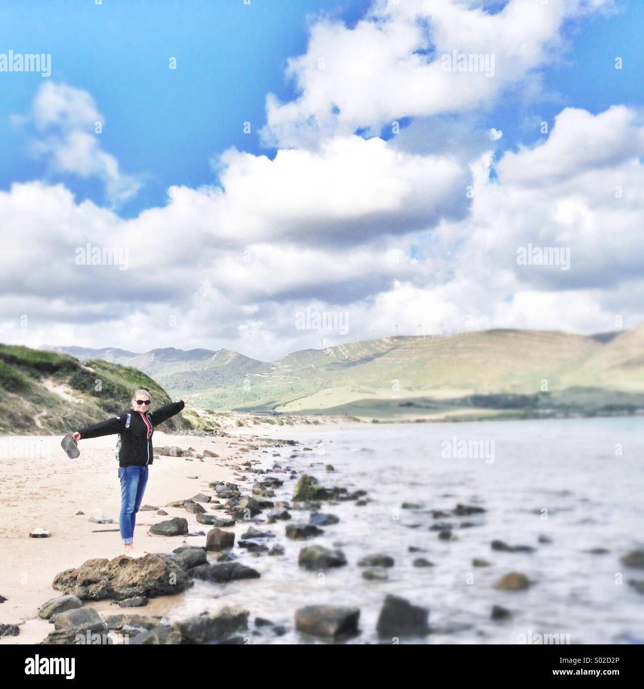 Randonnées girl on beach Banque D'Images