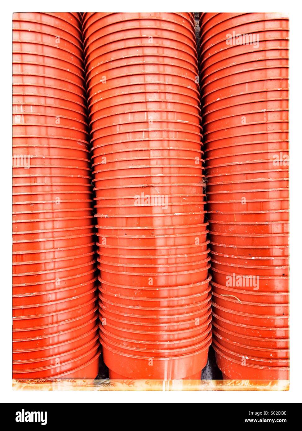 Pile de pots en plastique Banque D'Images