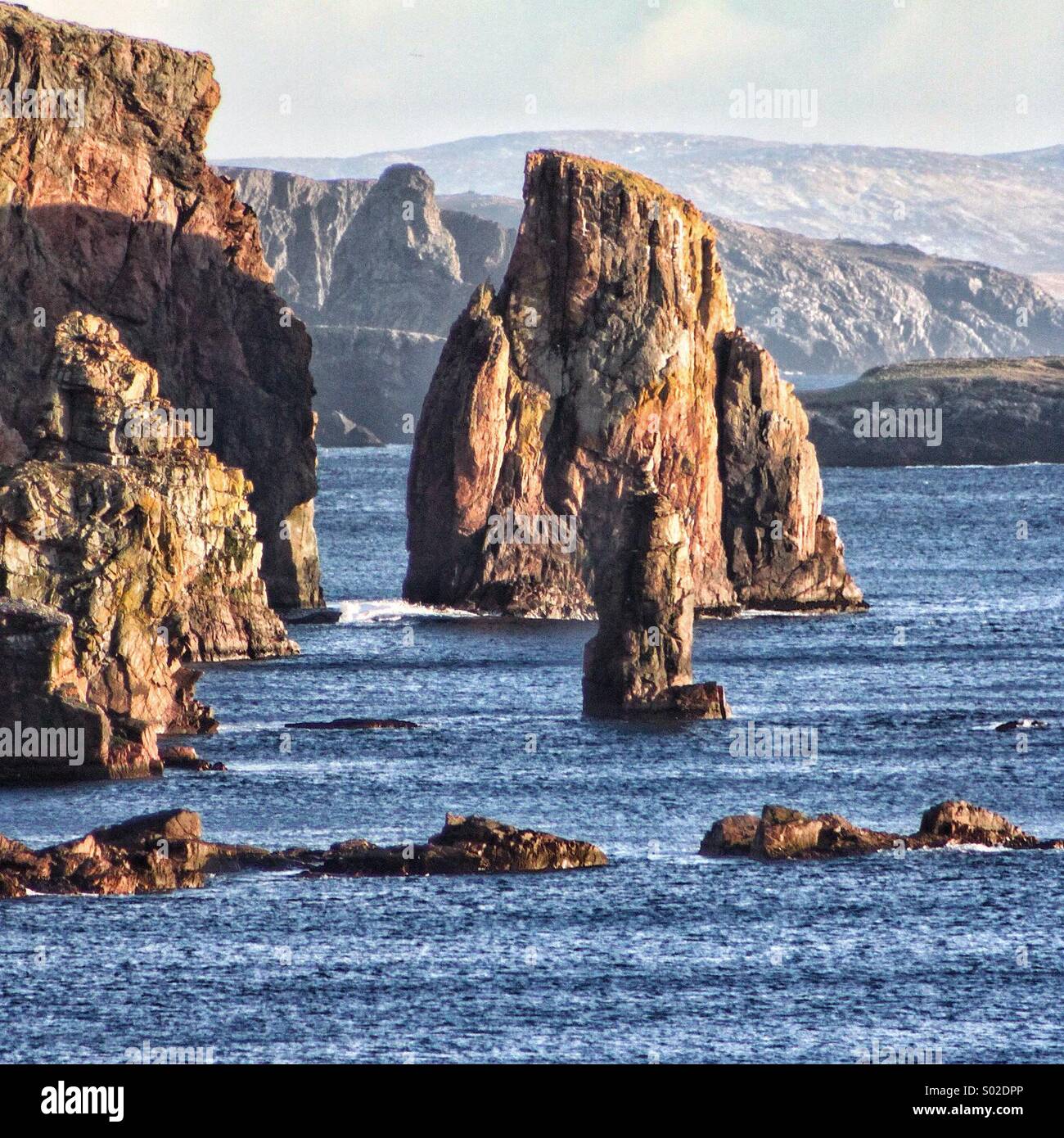 Piles de falaise à North Mavine, Îles Shetland... Banque D'Images