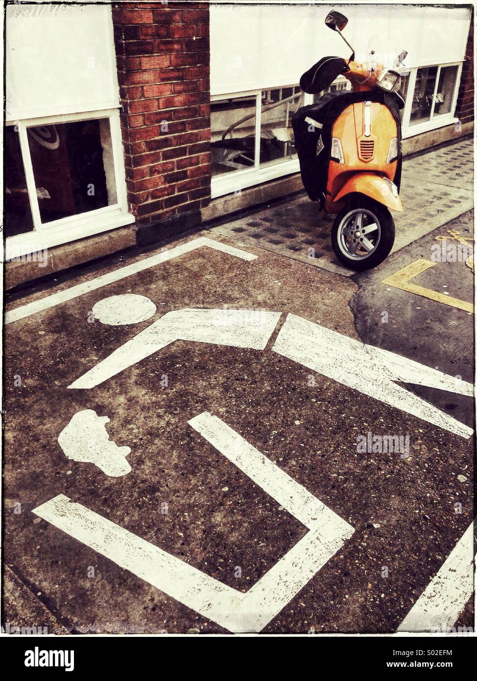 Dessin au pochoir d'une personne de la disposition une voiture à poubelle et un cyclomoteur stationné - Image de stock capturée avec un smartphone