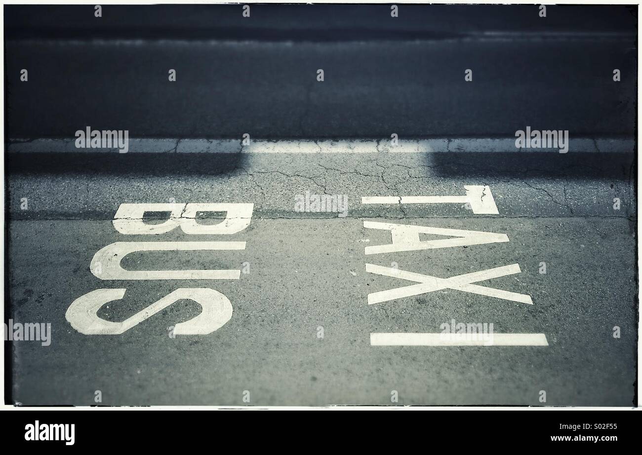 Signes de transport public : autobus et taxi à Barcelone - Image de stock capturée avec un smartphone