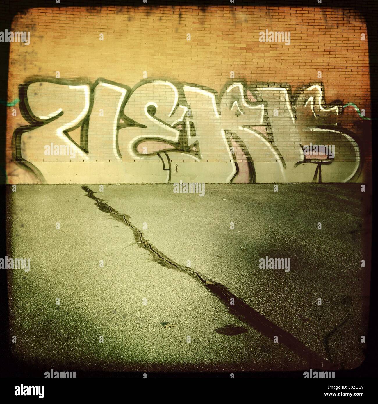 Spray graffiti peint sur un mur de briques. - Image de stock capturée avec un smartphone