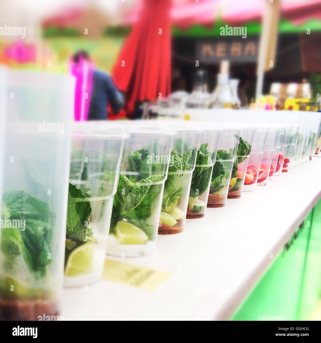 Ligne de lunettes en plastique prêt à être les mojitos - Image de stock capturée avec un smartphone
