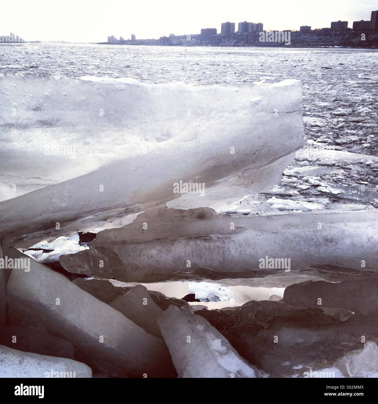 Des morceaux de glace sur la rive du fleuve Hudson en hiver Banque D'Images