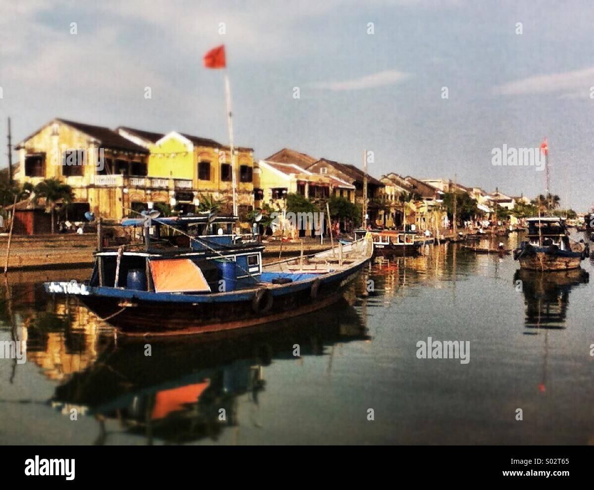Bateaux sur la rivière Thu Bon, dans la ville de Hoi An - Image de stock capturée avec un smartphone