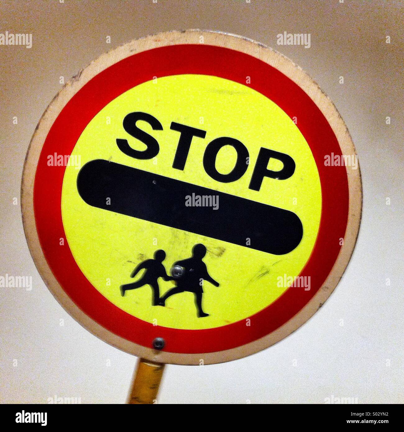 Empêcher les enfants panneau de passage à niveau. Utilisé par un lolly pop lady - Image de stock capturée avec un smartphone
