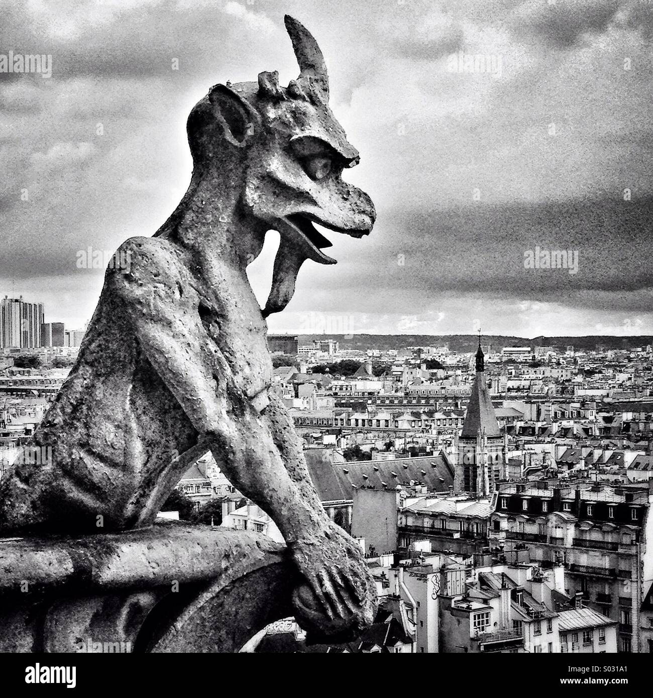 Gargouille veillant sur Paris en noir et blanc. - Image de stock capturée avec un smartphone