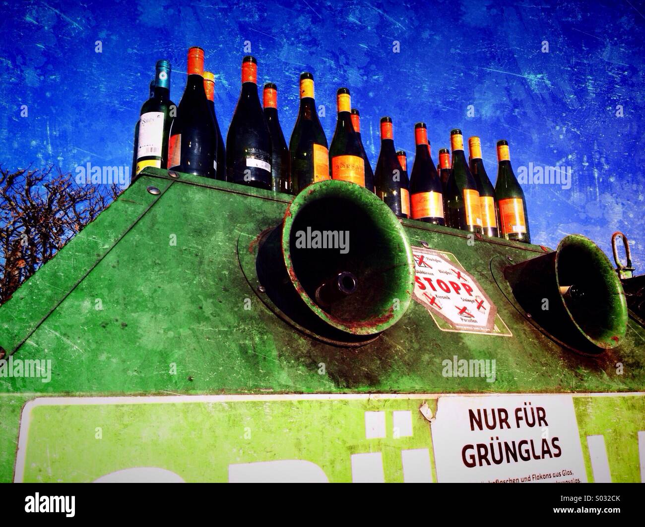 Verre vert et bac de recyclage des bouteilles en verre vert Banque D'Images