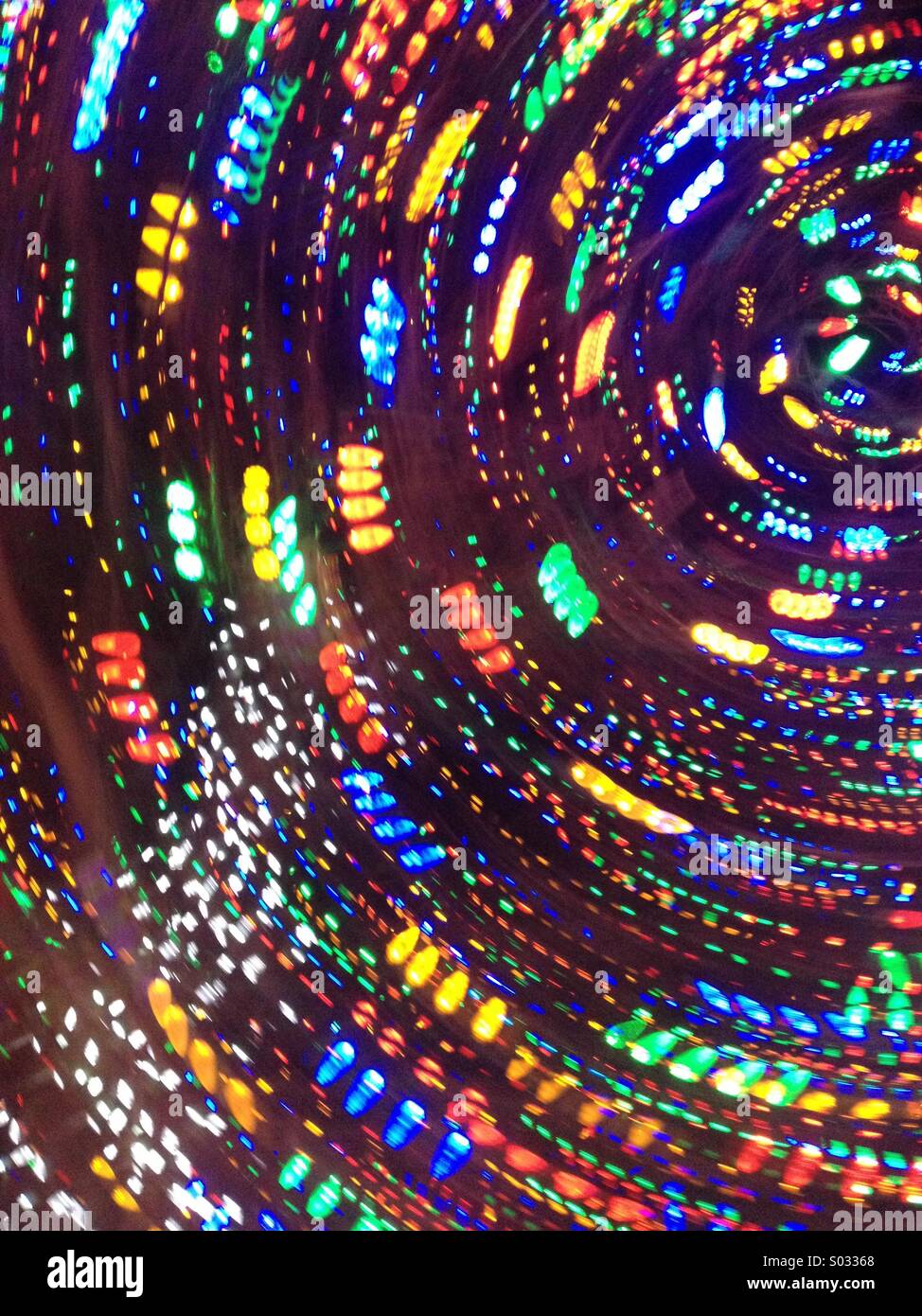 Maison de vacances colorées tourbillonnant des lumières dans la nuit Banque D'Images
